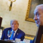 نتنياهو وترامب يؤكدان على حق إسرائيل في التصدي للتهديدات بجميع الساحات بينما تترقب تل أبيب اتفاق الولايات المتحدة وإيران.