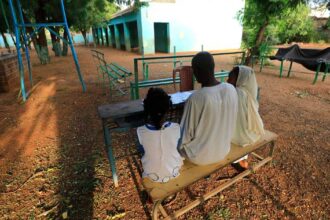 الاستعانة بمسلحين للتدريس تهدد مدنية التعليم في السودان