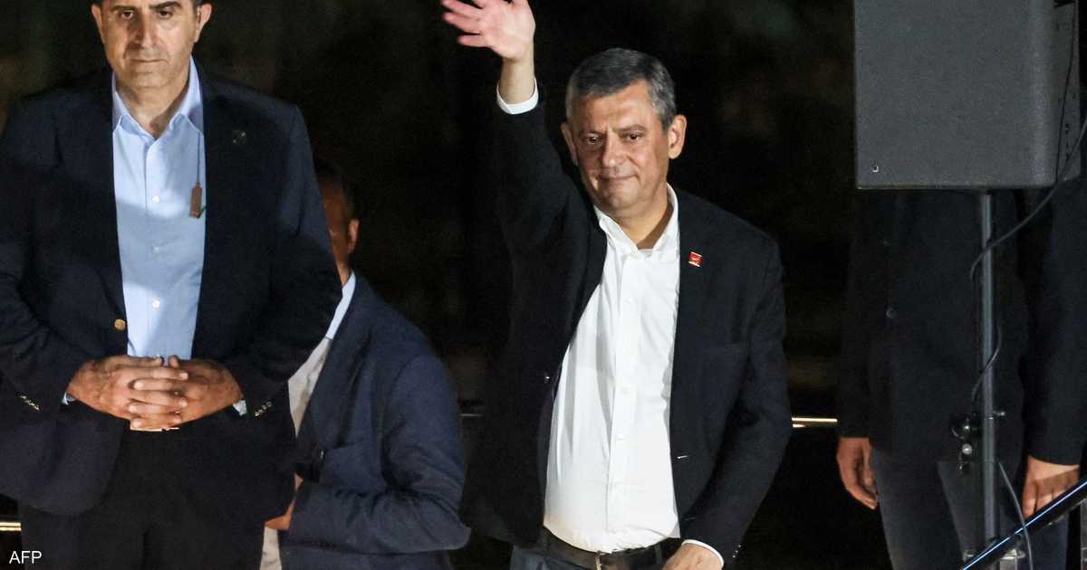 تدخل الشرطة لمقر حزب الشعب الجمهوري بعد قرار قضائي بعزل زعيمه