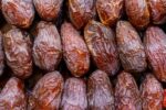 التمر مصدر قوي للألياف ويساعد في استقرار سكر الدم.