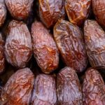 التمر مصدر قوي للألياف ويساعد في استقرار سكر الدم.