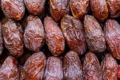 التمر مصدر قوي للألياف ويساعد في استقرار سكر الدم.