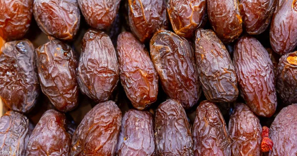التمر مصدر قوي للألياف ويساعد في استقرار سكر الدم.
