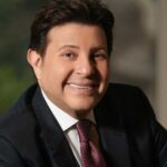 هاني شاكر ينقل إلى مستشفى في باريس لاستكمال علاجه بعد مضاعفات صحية خطيرة