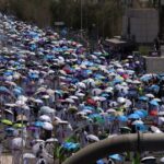الحجاج يؤدون مناسك يوم عرفة وتوجهون إلى مزدلفة مع غروب الشمس