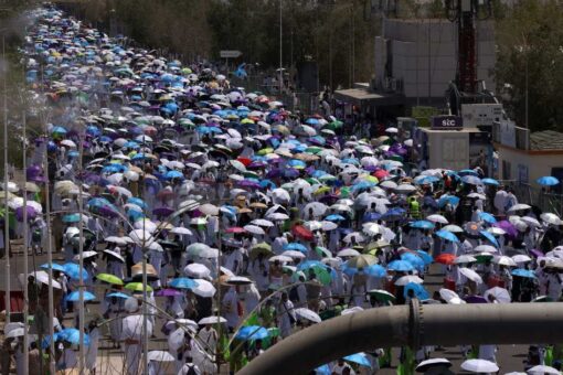 الحجاج يؤدون مناسك يوم عرفة وتوجهون إلى مزدلفة مع غروب الشمس