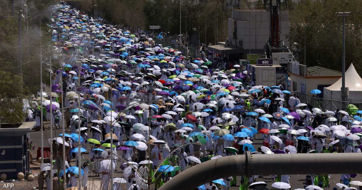 الحجاج يؤدون مناسك يوم عرفة وتوجهون إلى مزدلفة مع غروب الشمس