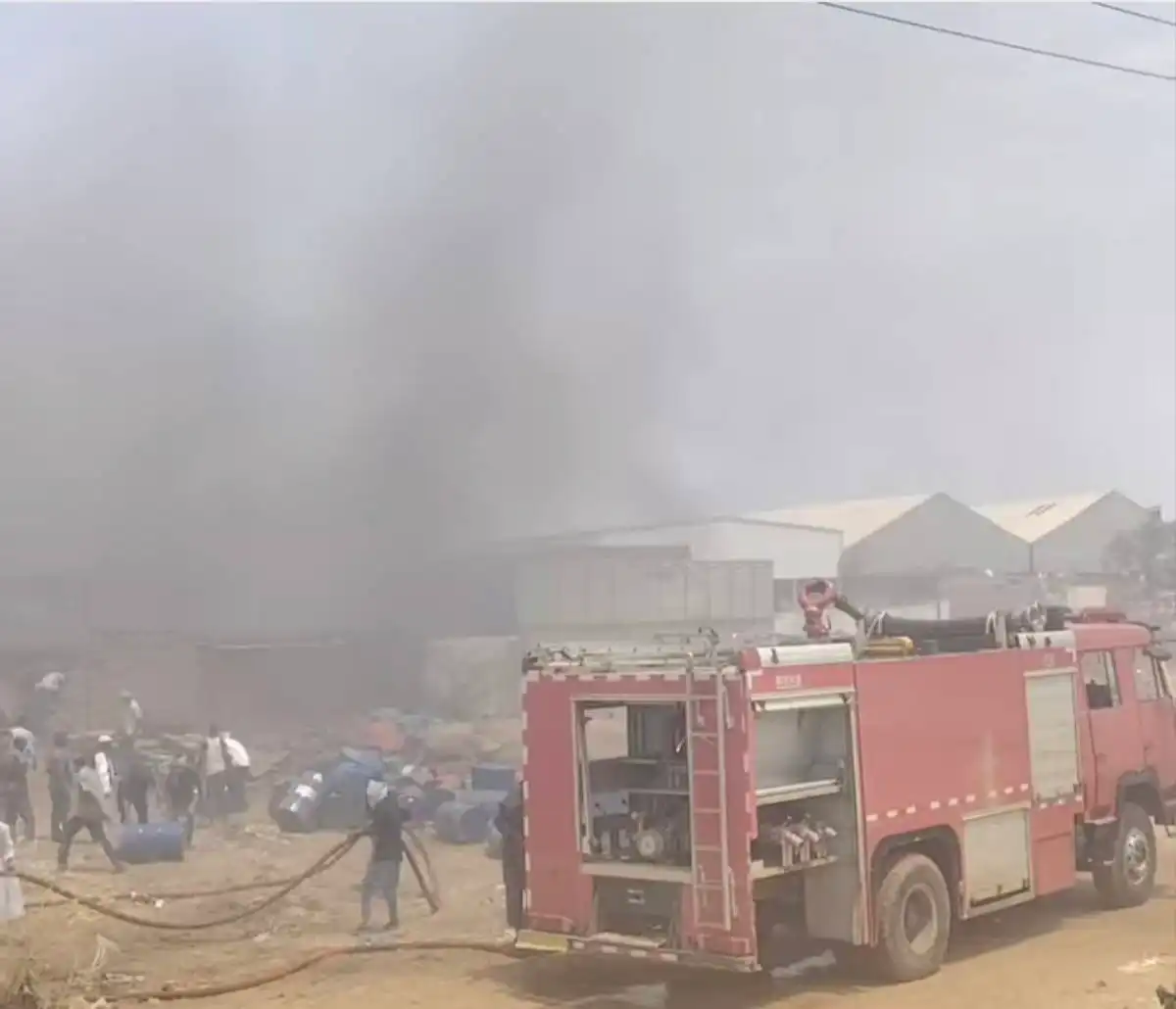 القوات المسلحة تسيطر على حريق مصنع الطبيعة للإسفنج بمنطقة عووضة الصناعية بولاية الجزيرة.