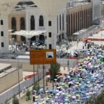 الحجاج يصلون إلى مزدلفة بعد أداء وقوفتهم بعرفات.