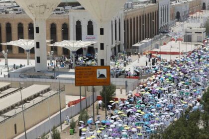الحجاج يصلون إلى مزدلفة بعد أداء وقوفتهم بعرفات.