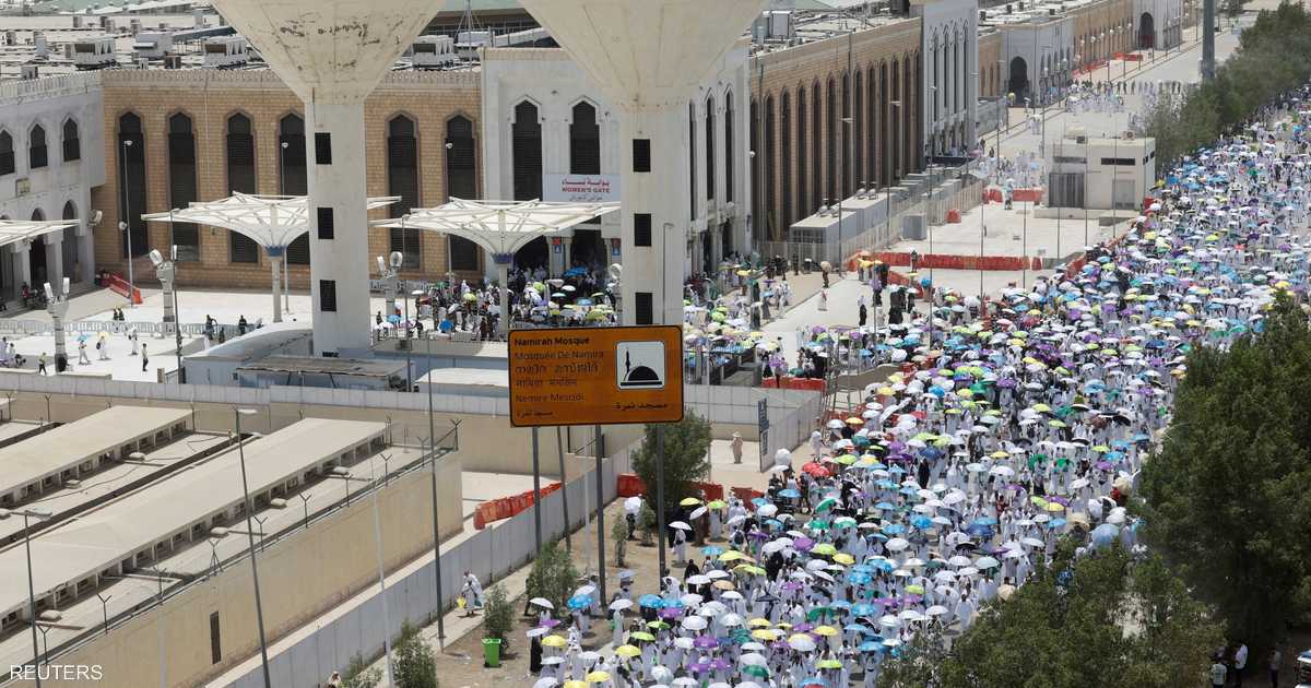 الحجاج يصلون إلى مزدلفة بعد أداء وقوفتهم بعرفات.