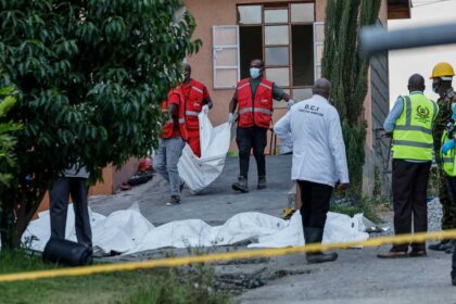 أكثر من 79 شخصاً يصابون في حادث مدرسي ويُحتجز 30 طالبة للاستجواب.