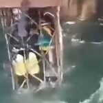 غواص يخاطر بحياته لصيانة سد الفرات في ظل فيضانات قاسية.
