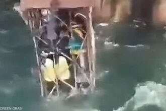 غواص يخاطر بحياته لصيانة سد الفرات في ظل فيضانات قاسية.
