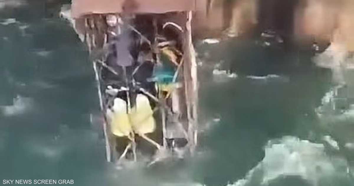 غواص يخاطر بحياته لصيانة سد الفرات في ظل فيضانات قاسية.