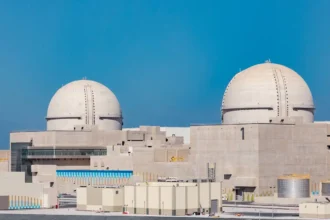الدفاعات الجوية الإماراتية تعامل ثلاث طائرات مسيّرة واصابة مولد كهربائي بالظفرة.