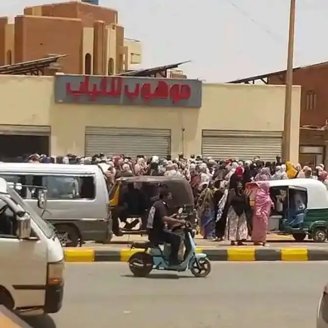 موهوب للثياب يثير غضب واسع بإلغاء عرضه الوهمي ويتسبب في احتجاجات شعبية