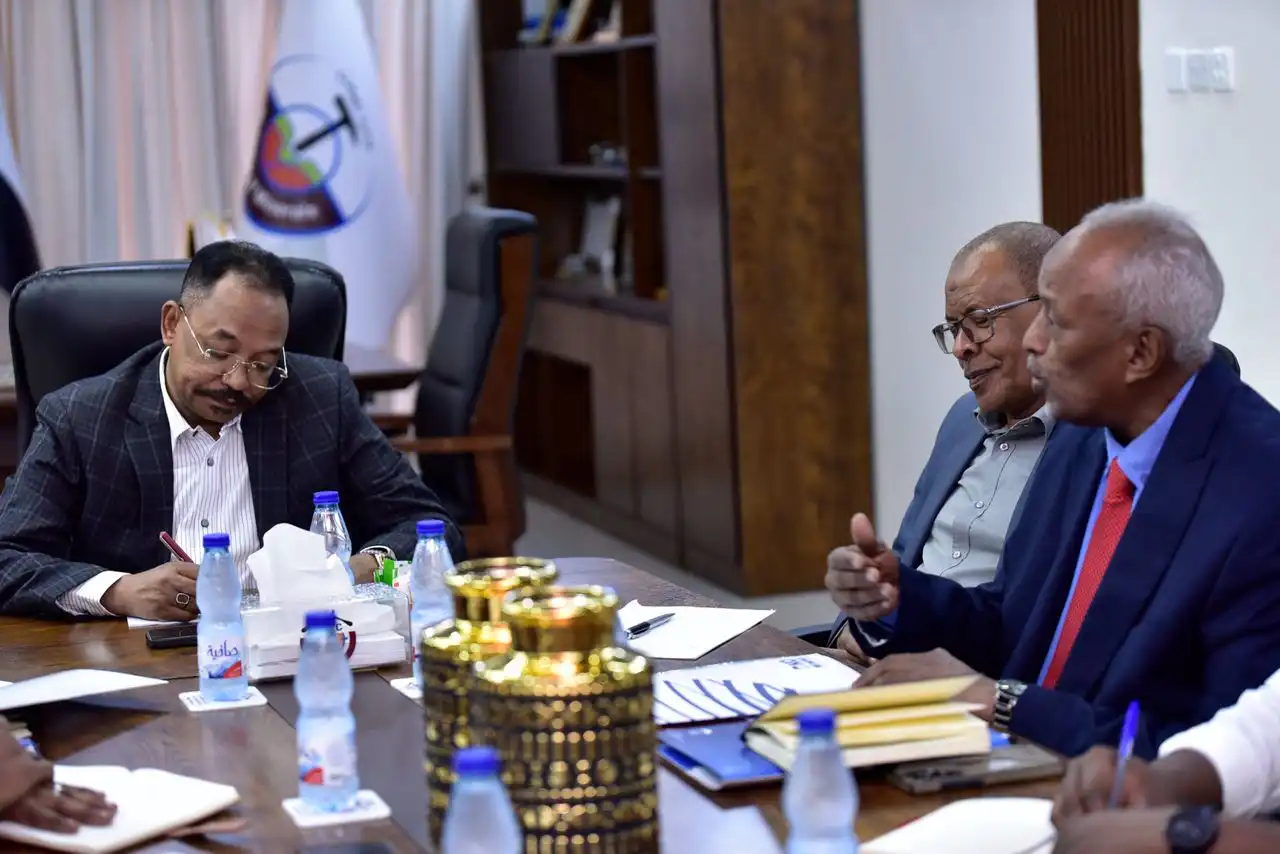 بحث المدير العام للشركة السودانية للموارد المعدنية مع مجموعة دال، الجوانب الفنية والإدارية لدخول مرحلة إنتاج الذهب.