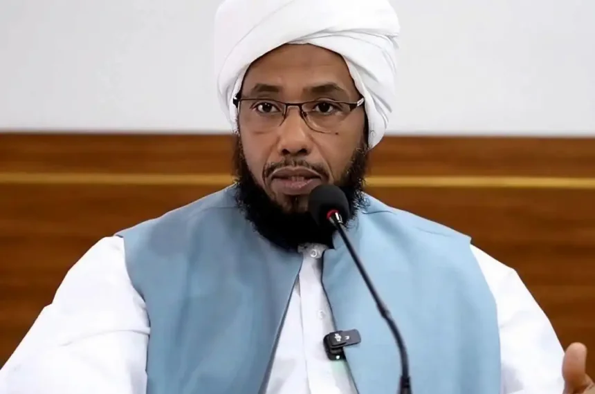 أكل الدجاج والبيض حرام؟ رد الشيخ عبدالحي يوسف على شبهة الطبيب.
