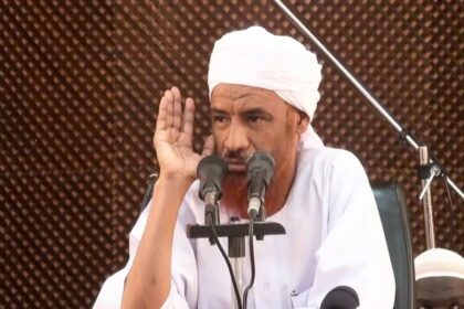 الشخصية الدينية السودانية الدكتور حسن الهواري يرفض صيغة يا البرهان معتبراً إياها إساءة للحاكم.