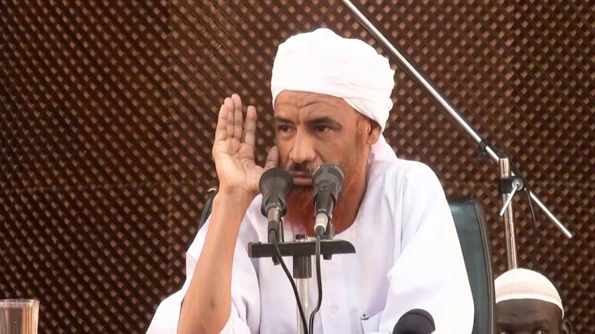 الشخصية الدينية السودانية الدكتور حسن الهواري يرفض صيغة يا البرهان معتبراً إياها إساءة للحاكم.
