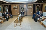رئيس الوزراء يطالب بتسريع إجراءات المسافرين وتأمين ممتلكاتهم وتجويد الخدمات في مطار بورتسودان.