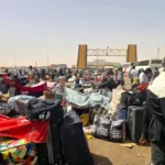 رئيس السيادة السوداني يوجه بتسيير باصات لإنقاذ العالقين بمعبر أرقين.