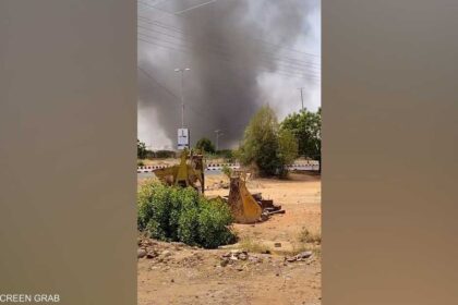 استأنفت حركة الطيران في مطار الخرطوم بعد تعرضه لهجوم.