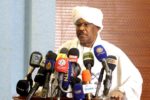 الحكومة السودانية تتهم الإمارات وإثيوبيا بالتورط في قصف مطار الخرطوم وتؤكد حقها في الرد.