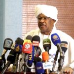 الحكومة السودانية تتهم الإمارات وإثيوبيا بالتورط في قصف مطار الخرطوم وتؤكد حقها في الرد.
