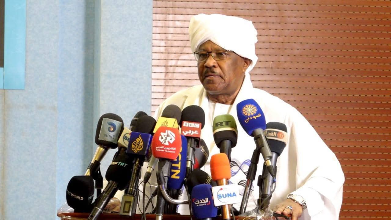 الحكومة السودانية تتهم الإمارات وإثيوبيا بالتورط في قصف مطار الخرطوم وتؤكد حقها في الرد.