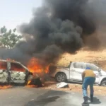السائق نجا من حادث سير فادح أدى لاحتراق سيارة وغرق أخرى في خور بشندي.