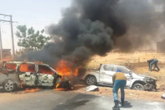 السائق نجا من حادث سير فادح أدى لاحتراق سيارة وغرق أخرى في خور بشندي.