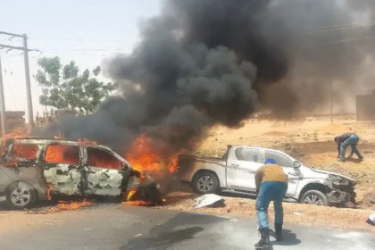 السائق نجا من حادث سير فادح أدى لاحتراق سيارة وغرق أخرى في خور بشندي.