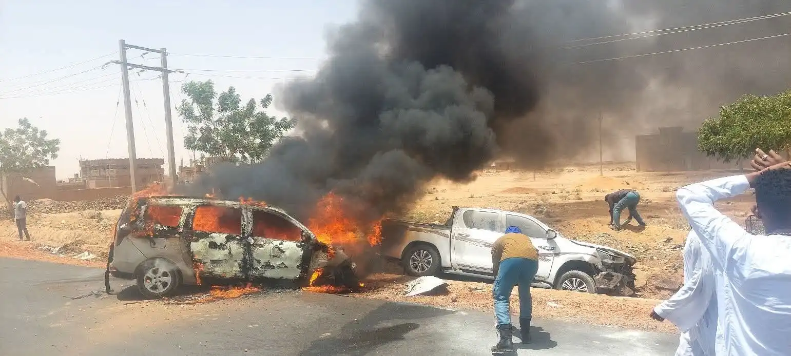 السائق نجا من حادث سير فادح أدى لاحتراق سيارة وغرق أخرى في خور بشندي.