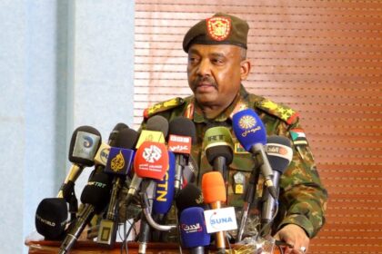 الجيش السوداني يهدد إثيوبيا بالرد بعد كشف أدلة على تورطها في هجمات مسيّرات.