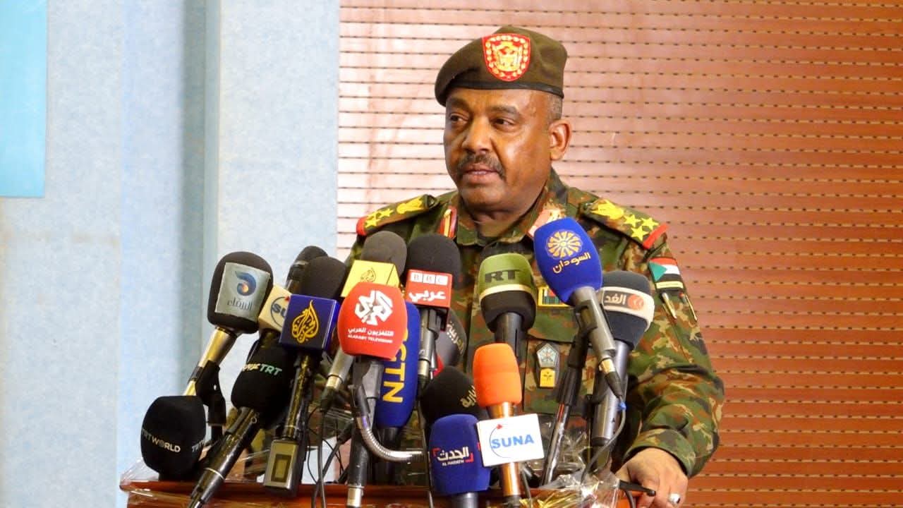 الجيش السوداني يهدد إثيوبيا بالرد بعد كشف أدلة على تورطها في هجمات مسيّرات.