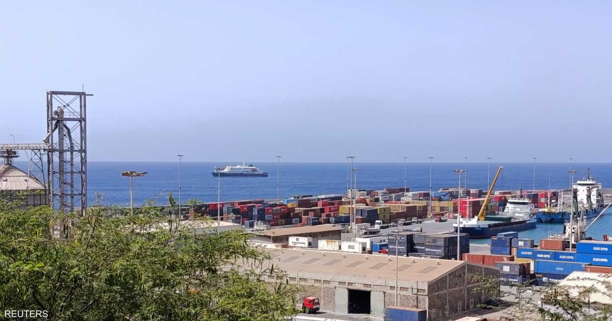 الحكومة الإسبانية تسمح للسفينة السياحية المصابة بالرسو في جزر الكناري وتضع خطة لاستقبال الطاقم والركاب والطبيب الهولندي.