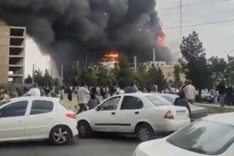 الحريق يندلع في مبنى تجاري كبير في إيران وسط تزايد الضغوط على وقف إطلاق النار مع الولايات المتحدة