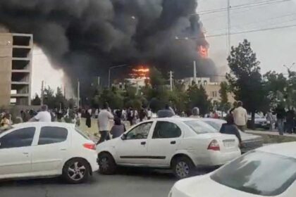 الحريق يندلع في مبنى تجاري كبير في إيران وسط تزايد الضغوط على وقف إطلاق النار مع الولايات المتحدة