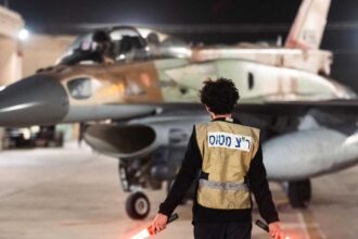 إسرائيل والولايات المتحدة مستعدتان لعملية عسكرية محتملة ضد إيران.