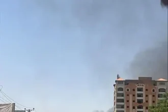 طائرات مسيرة تضرب مطار الخرطوم بعد إعادة فتحه الرسمي.