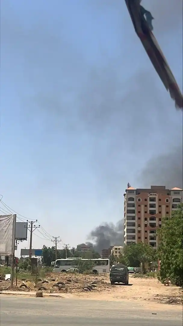 طائرات مسيرة تضرب مطار الخرطوم بعد إعادة فتحه الرسمي.