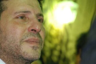 رئيس تحرير: الفنان الراحل يصل القاهرة ويستقبل بالتعازي من السيسي