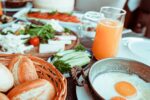 تأثيرات تخطي وجبة الإفطار على الجسم وسكر الدم.