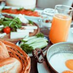تأثيرات تخطي وجبة الإفطار على الجسم وسكر الدم.