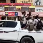 البرهان يثير دهشة الطلاب بتوصيلهم بسيارة بوكسي في الشارع العام