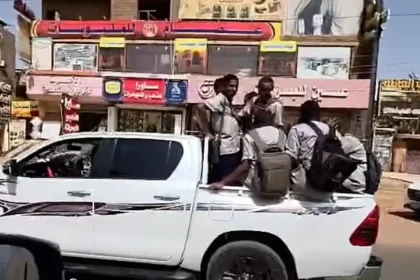 البرهان يثير دهشة الطلاب بتوصيلهم بسيارة بوكسي في الشارع العام