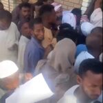 حالات إغماء تودي بحياة العائدين أمام جهاز شؤون المغتربين بسبب الازدحام الشديد.