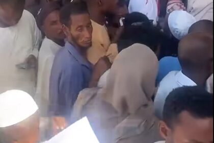 حالات إغماء تودي بحياة العائدين أمام جهاز شؤون المغتربين بسبب الازدحام الشديد.